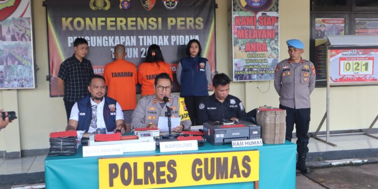FOTO : HUMAS POLRES GUMAS/MATA KALTENG - Kapolres Gumas AKBP Theodorus Priyo Santosa didampingi Kasat Reskrim AKP Nur Rahim dan PS Kasubsi PID Bripka Evan Prawidianto, ketika melakukan press rilis sindikat pembuatan SIM palsu, Selasa, 5 November 2024.