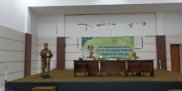 FOTO : DISKOMINFO SANTIK/MATA KALTENG - Pj Bupati Gumas Herson B Aden didampingi Sekda Richard, dan Kepala DPMD Yulius, ketika memberikan arahan dalam pelatihan administrasi pemerintahan desa tahun 2024, di Gedung Christian Center Kuala Kurun, Senin, 4 November 2024.