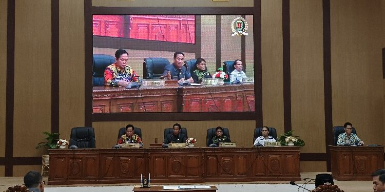 FOTO: IST/MATAKALTENG - Ketua DPRD Katingan Marwan Susanto, saat pimpin rapat paripurna.