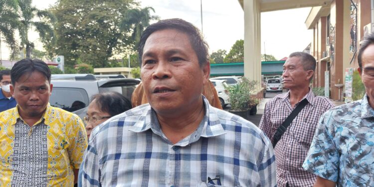 FOTO: RZL/MATAKALTENG - Perwakilan ahli waris Dambung Djaya Angin, Robi Rahmad, saat diwawancarai usai menghadiri sidang keenam di Pengadilan Negeri Palangka Raya.
