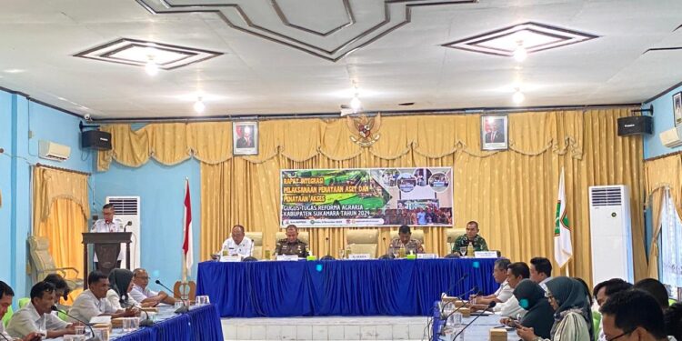 Foto : AKH MATAKALTENG - Pj Sekda Sukamara Yofi Yudistira saat memimpin rapat.
