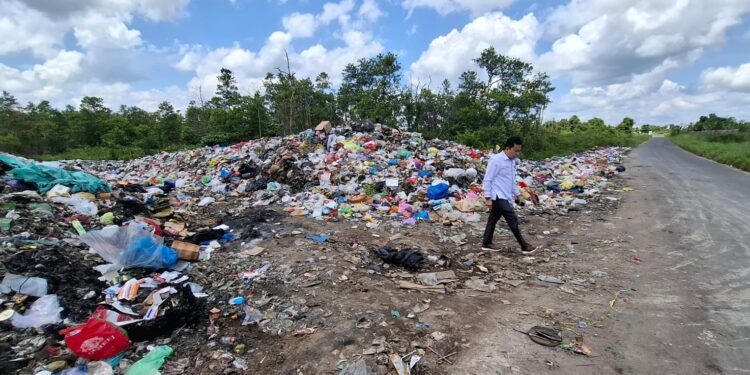 Foto: DIAN/MATA KALTENG - Ketua DPRD Kotim saat memantau tumpukan sampah di Jalan Sawit Raya, 6 November 2024.