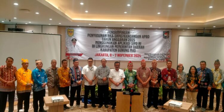 FOTO : DISKOMINFO SANTIK/MATA KALTENG - Pj Bupati Gumas Herson B Aden didampingi para asisten, Kepala BKAD Hardeman dan sejumlah kepala perangkat daerah saat berfoto bersama, pada pembukaan kegiatan pendampingan penyusunan RKA-SKPD/Rancangan APBD tahun 2025, dengan aplikasi SIPD RI, di Hotel Orchardz Jayakarta, Jakarta Pusat, Rabu, 6 November 2024.