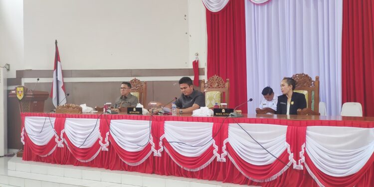 FOTO : DPRD GUMAS/MATA KALTENG - Ketua DPRD Kabupaten Gumas Binartha didampingi Wakil Ketua I Nomi Aprilia dan Sekda Richard, memimpin rapat paripurna dengan agenda penetapan AKD dan fraksi-fraksi DPRD masa jabatan 2024-2029, Rabu, 6 November 2024.