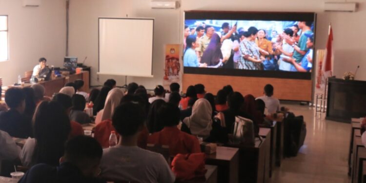 Foto:IST/MATA KALTENG - Nonton bareng film tepatilah janji bersama mahasiswa dan pemilih pemula yang diselenggarakan KPU Kotim belum lama ini.