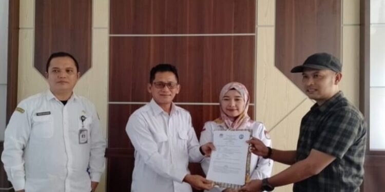 FOTO: IST/MATAKALTENG
- Penandatanganan kerjasama secara simbolis di kantor KPU Kobar.