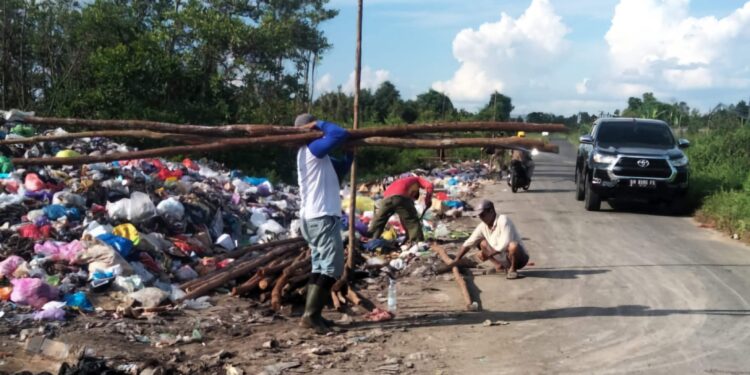 Foto: IST/MATA KALTENG - Gotong royong membersihkan sampah di Jalan Sawit Raya.