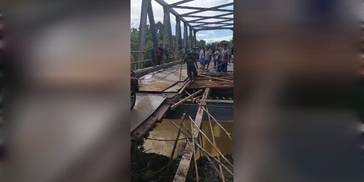 FOTO : DPRD GUMAS/MATA KALTENG - Kondisi Jembatan Sei Ripi di Desa Tuyun, Kecamatan Mihing Raya, yang mengalami kerusakan pada bagian tengah jembatan, Rabu, 6 November 2024.