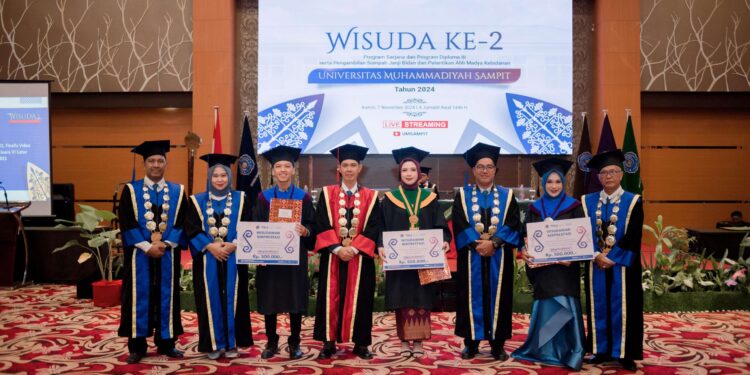 Foto: IST/MATA KALTENG - Penyerahan penghargaan Wisudawan/i terbaik angkatan ke dua Universitas Muhammadiyah Sampit.