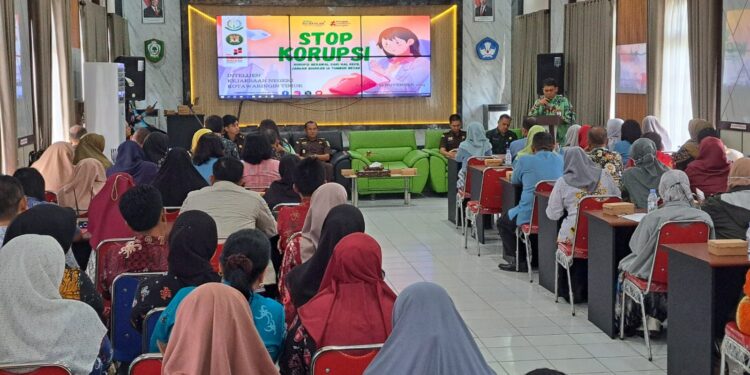 Foto:DIAN/MATA KALTENG - Sejumlah kepala sekolah saat mengikuti pendidikan anti korupsi di aula Dinas Pendidikan Kabupaten Kotim 7 November 2024.