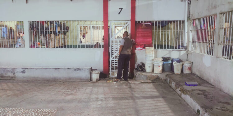 FOTO: IST/MATAKALTENG- Pegawai lapas Sampit saat melakukan kontrol rutin blok hunian WBP.