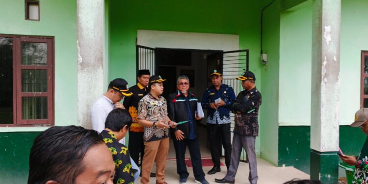 Foto:DIAN/MATA KALTENG - Ketua DPRD kabupaten Kotim saat sidak lokasi TPA di KM 14 Jalan Jendral Sudirman, 7 November 2024.