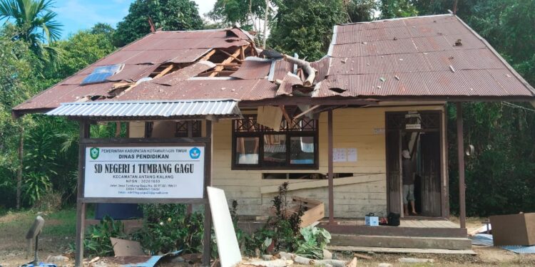 Foto:IST/MATA KALTENG - Pohon tumbang yang menimpa ruang kantor SDN 1 Tumbang Gagu.