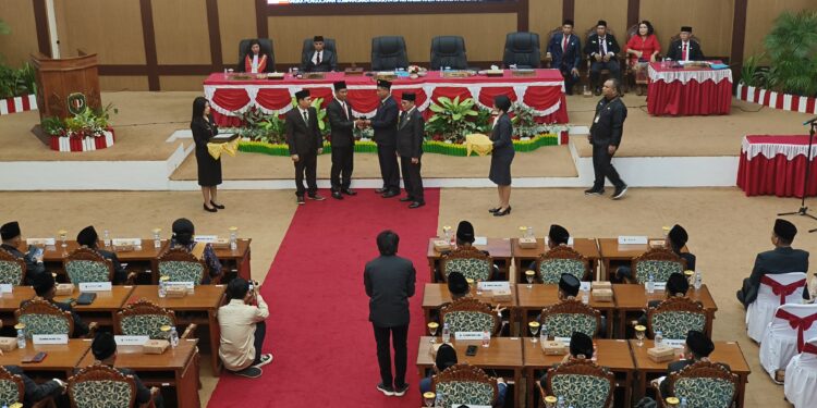 FOTO: IST/MATAKALTENG - Ketua Pengadilan Kasongan Nataria Cristina Triana, saat melantik 25 Anggota DPRD Katingan masa jabatan 2024-2029.