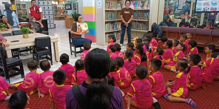 Foto: MATAKALTENG - Sesi Read Aloud dari salah satu staf perpustakaan.