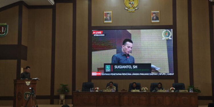 FOTO: MATAKALTENG - Juru Bicara PKB Sugianto, saat pemandangan umum fraksi.