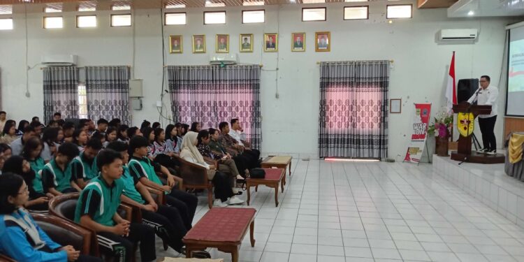 FOTO : BAWASLU GUMAS/MATA KALTENG - Ketua Bawaslu Kabupaten Gumas Yepta H Jinal dan anggota Bawaslu Agus Praptomo Cahyo ketika berfoto bersama dengan peserta sosialisasi pengawasan pemilihan partisipatif, dalam rangka meningkatkan partisipasi pemilih pemula, di aula kantor bapperida, Jumat, 8 November 2024.