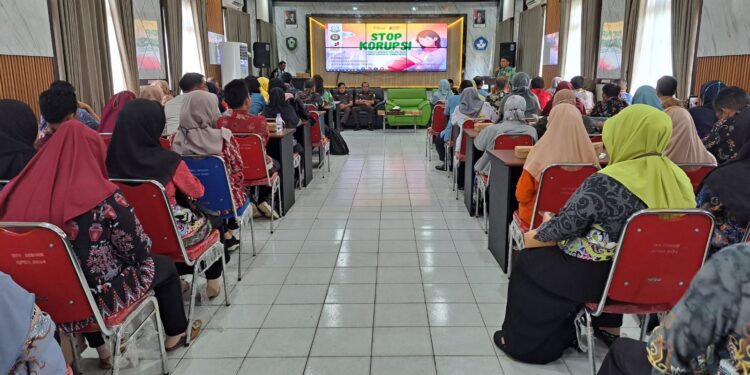 Foto:DIAN/MATA KALTENG - Kepala Dinas Pendidikan Kabupaten Kotawaringin Timur saat memberikan sambutan dalam kegiatan pendidikan anti korupsi.