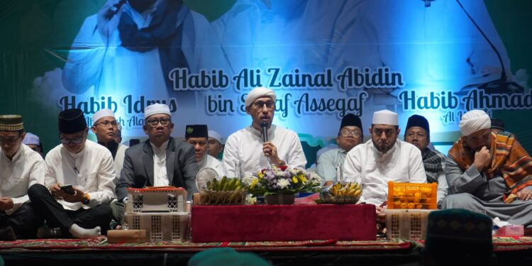 Foto: MATAKALTENG - Dibanjiri Masyarakat, Kalteng Bersholawat Bersama Habib Bidin di Katingan Berlangsung Khidmat.