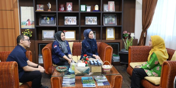 Foto: MATAKALTENG - Pertemuan pihak Bank Mandiri Cabang Palangka Raya di Kantor Dinas TPHP Kalteng.
