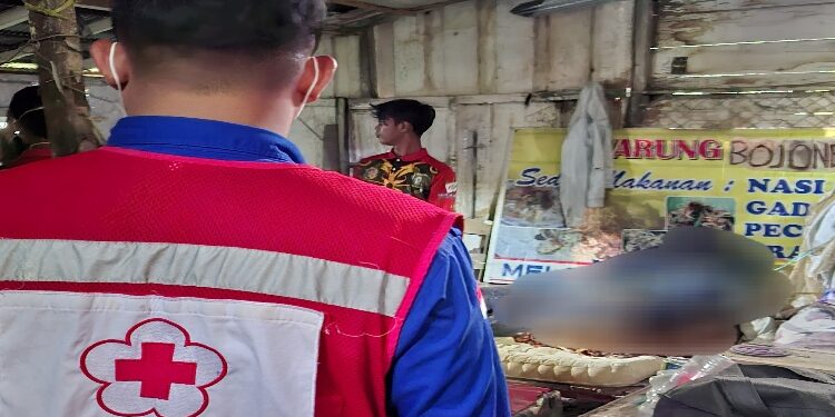 FOTO: IST/MATAKALTENG - Jenazah korban ditemukan membusuk saat akan dievakuasi oleh tim relawan ke RSUD dr Murjani Sampit. 