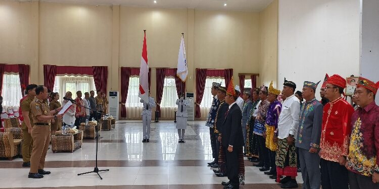 FOTO: IST/MATAKALTENG - Pj Bupati saat kukuhkan pengurus FPK, di Gedung Salawah Kasongan. 