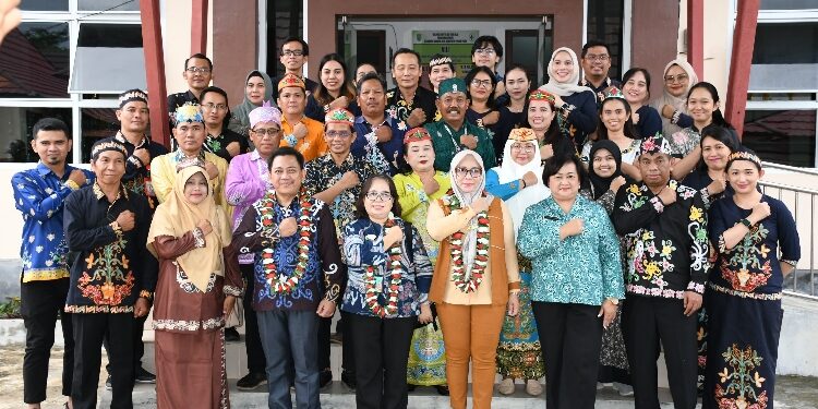 FOTO : AND/MATAKALTENG - Foto bersama saat usai melaksanakan launching integrasi pelayanan primer bertempat di Puskesmas Bereng, Sabtu, 9 November 2024.