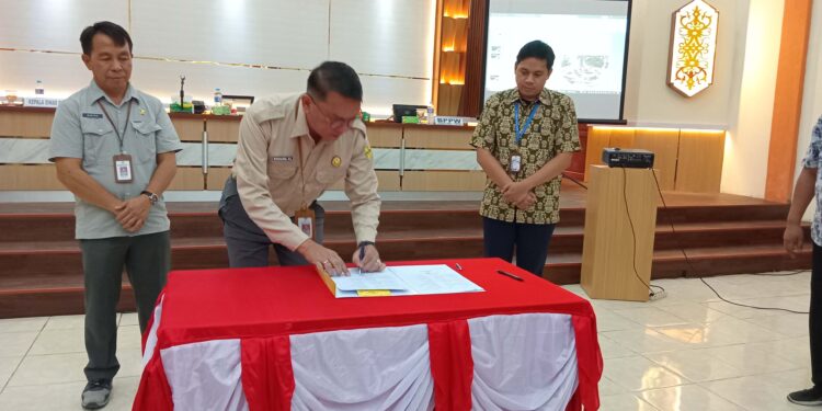 FOTO : DISKOMINFO SANTIK/MATA KALTENG - Sekda Gumas Richard didampingi Kepala DPU Baryen, menandatangani implementasi SSK program PPSP tahun 2024, di aula kantor DPU setempat, Jumat, 8 November 2024.