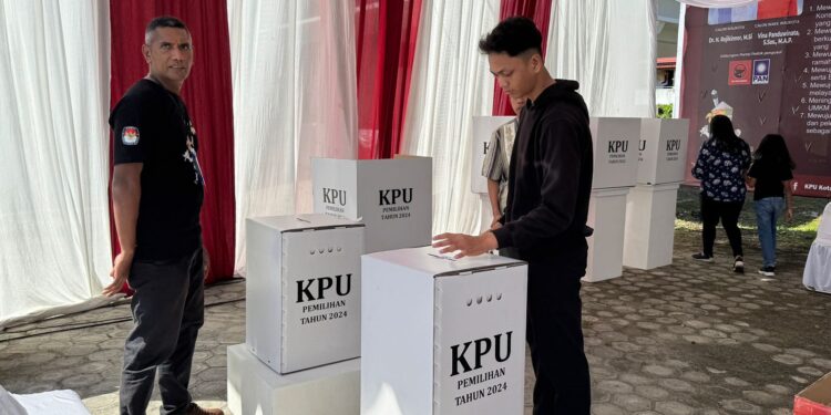 Foto: MATAKALTENG - Kegiatan simulasi pemungutan suara Pilkada Gubernur dan dan Wakil Gubernur Kalteng serta wali kota dan wakil wali kota Palangka Raya tahun 2024 di Halaman Kantor KPU Palangka Raya.