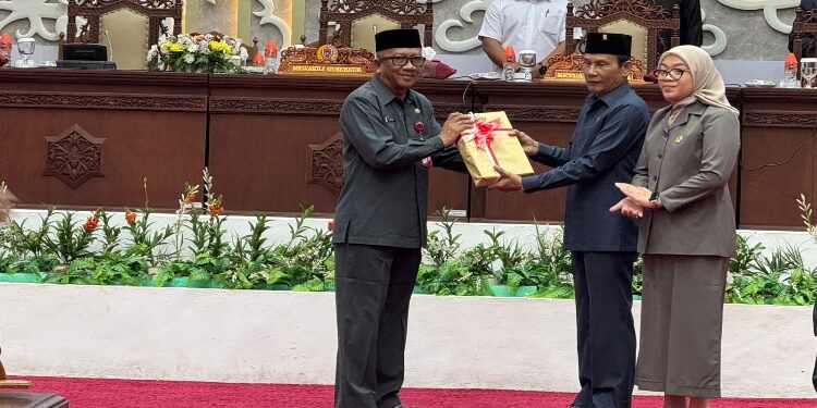 FOTO: OLIVIA/MATAKALTENG - Plt. Sekda Kalteng, Katma F. Dirun menyerahkan Naskah Nota Keuangan dan Rancangan Peraturan Daerah Provinsi Kalimantan Tengah tentang Rancangan APBD Kalteng TA 2025 kepada pimpinan DPRD Kalteng.