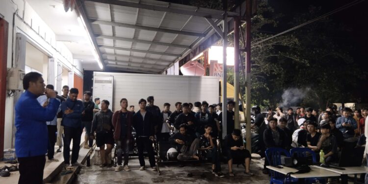 FOTO: AGUS/MATAKALTENG-  Calon Bupati Kotim Rudini dengan saat memberikan sambutan pada peserta turnamen Esport Mobile legends. Senin, 11 November 2024.