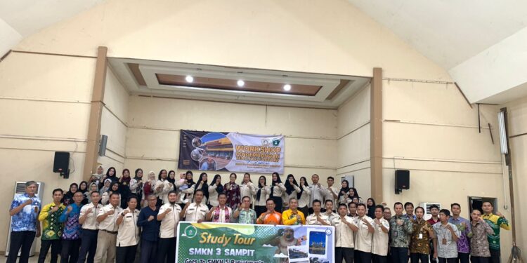 Foto: SMKN 3/MATA KALTENG - Kegiatan study tiru SMKN 3 Sampit ke Banjarmasin, 9 November 2024.
