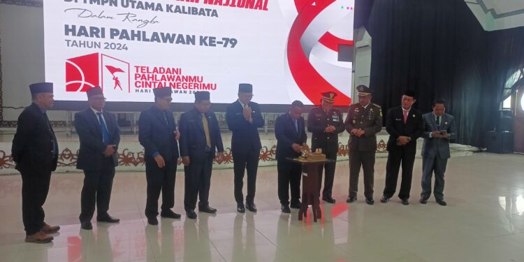 FOTO : DPRD GUMAS/MATA KALTENG - Suasana peringatan hari pahlawan ke-79 tahun 2024, dengan mengikuti upacara ziarah nasional di TMPN Utama Kalibata secara daring, Minggu, 10 November 2024.