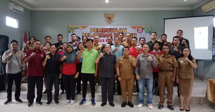 FOTO : DISKOMINFO SANTIK/MATA KALTENG - Para pelatih guru olahraga pada satuan pendidikan ketika berfoto bersama dengan Asisten I Lurand dan Kepala Disdikpora Aprianto, Senin, 11 November 2024.