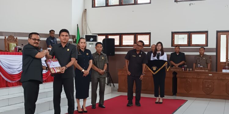 FOTO : DISKOMINFO SANTIK/MATA KALTENG - Pj Bupati Gumas Herson B Aden menyerahkan dokumen Raperda APBD tahun 2025 kepada Ketua DPRD Binartha, dalam rapat paripurna ke-5 masa persidangan I tahun sidang 2024, Senin, 11 November 2024.