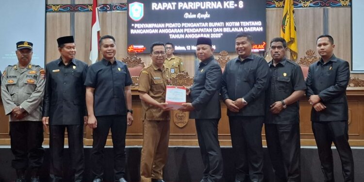 Foto: DIAN/MATA KALTENG - Penyerahan rancangan APBD Tahun Anggaran 2025, 12 Novemver 2024.