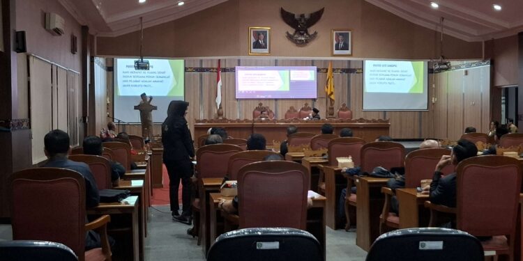 Foto: DIAN/MATA KALTENG - Sosialisasi anti korupsi yang dilaksanakan Inspektorat Kotim kepada Anggota DPRD Kotim, 12 November 2024.