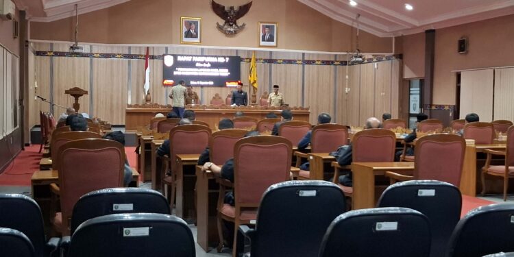 Foto: DIAN/MATA KALTENG - Penyampaian pemandangan umum Fraksi DPRD Kotim tentang RAPBD 2025, 12 November 2024.