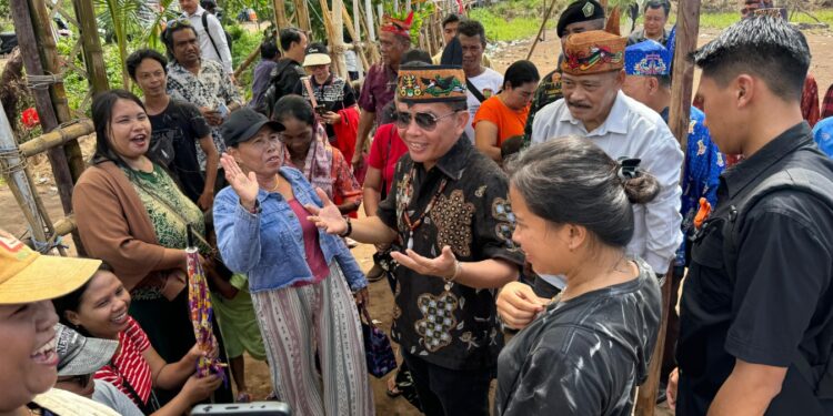 FOTO: MATAKALTENG - Ketua Umum Dewan Adat Dayak (DAD) Kalimantan Tengah, H. Agustiar Sabran saat menghadiri Upacara Tiwah Massal.