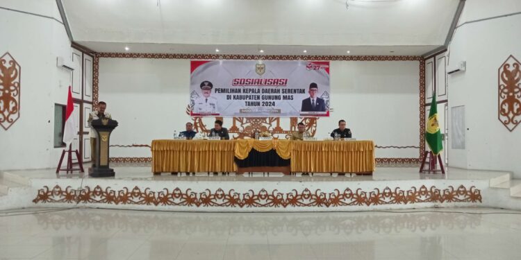 FOTO : DISKOMINFO SANTIK/MATA KALTENG - Pj Bupati Gumas Herson B Aden didampingi Ketua DPRD Binartha, Sekda Richard, Ketua KPU Elfrinst G Tumon dan Ketua Bawaslu Yepta H Jinal, ketika memberikan arahan pada rakor dan sosialisasi desk pilkada tahun 2024, di GPU Damang Batu, Selasa, 12 November 2024.