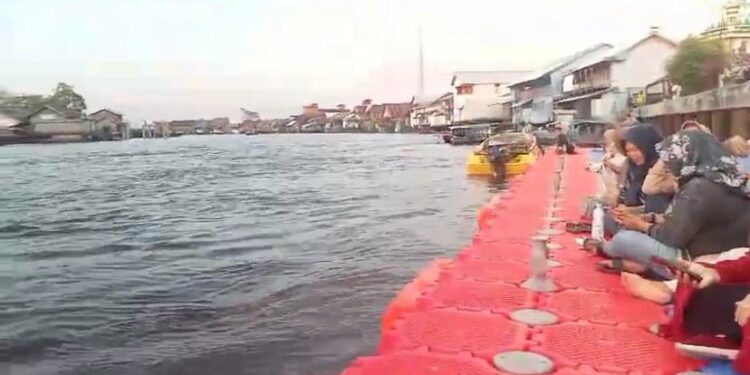 Foto : AKH/MATAKALTENG - Nampak pemandangan sore di pinggir sungai Jelai di Kelurahan Mendawai Kecamatan Sukamara.