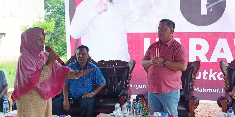 Foto: IST/MATA KALTENG - Halikinnor saat berdialog dengan warga di Desa Ramban, Kecamatan Mentaya Hilir Utara, Kotim belum lama ini.