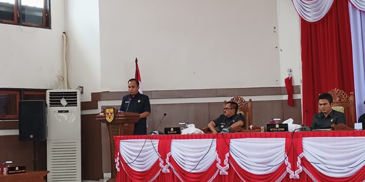 FOTO : DPRD GUMAS/MATA KALTENG - Ketua Bapemperda DPRD Kabupaten Gumas Evandi menyampaikan dua buah raperda inisiatif DPRD, di rapat paripurna ke-5 masa persidangan I tahun sidang 2024, Senin, 11 November 2024.