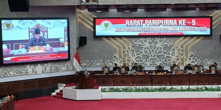 FOTO: OLIVIA/MATAKALTENG - Plt Sekda Katma F. Dirun membacakan Jawaban Gubernur atas Pemandangan Umum Fraksi-Fraksi Pendukung DPRD Provinsi Kalteng terhadap Nota Keuangan dan Raperda tentang Rancangan APBD Provinsi Kalteng Tahun Anggaran 2025.