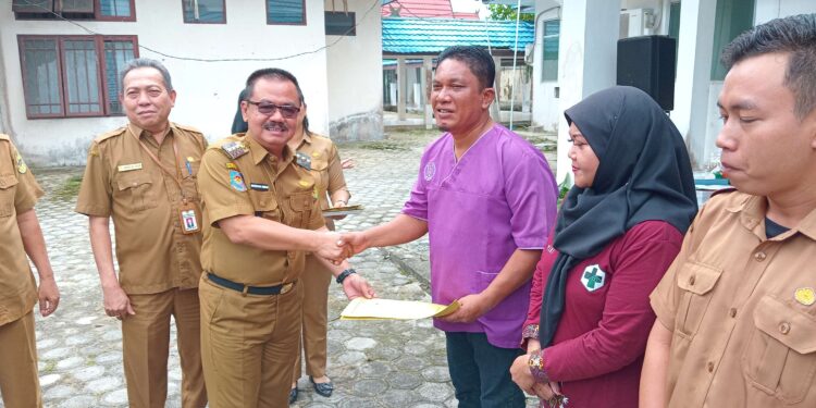 FOTO : SID/MATA KALTENG - Pj Bupati Gumas Herson B Aden didampingi Kepala Dinas Kesehatan Arnold Usup, dan Direktur UPT RSUD Kuala Kurun Rusni D Mahar, menyerahkan hadiah kepada para pemenang lomba, pada peringatan HKN ke-60 tahun 2024, Selasa, 12 November 2024.