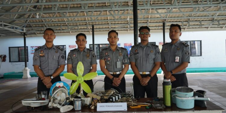 FOTO: MATAKALTENG - Kepala Pengamanan Rutan Bahtiyar Mandala bersama tim usai penggeledahan kamar hunian.