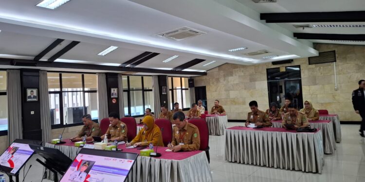 Foto : IST MATAKALTENG - Pj Bupati Sukamara bersama Kepala OPD saat evaluasi pelaksanaan tugas Pj Bupati.