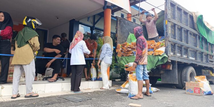 Foto: DIAN/MATA KALTENG - Masyarakat saat membeli sembako murah di Bulog Sampit, 13 November 2024.