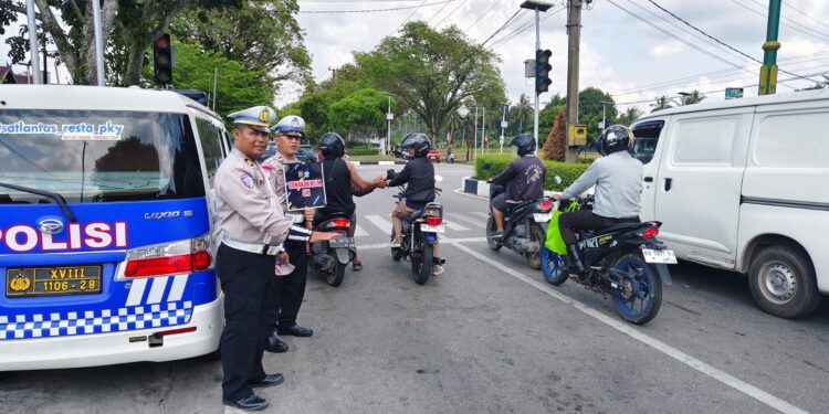 FOTO: MATAKALTENG - Personel Satlantas Polresta Palangka Raya pada saat mengedukasi pengendara.