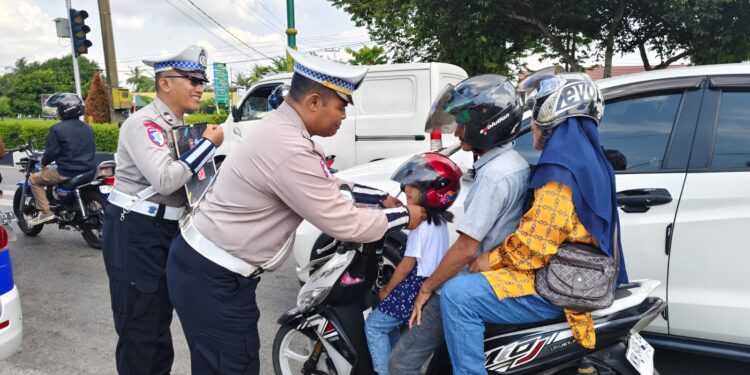 FOTO: MATAKALTENG - Personel Satlantas Polresta Palangka Raya pada saat mengeduki pengendara.